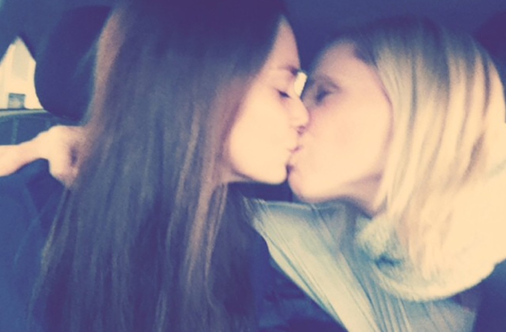 zoenende vrouwen facebook verboden