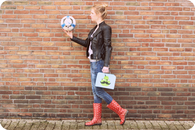 goede moeder bal koffertje kind