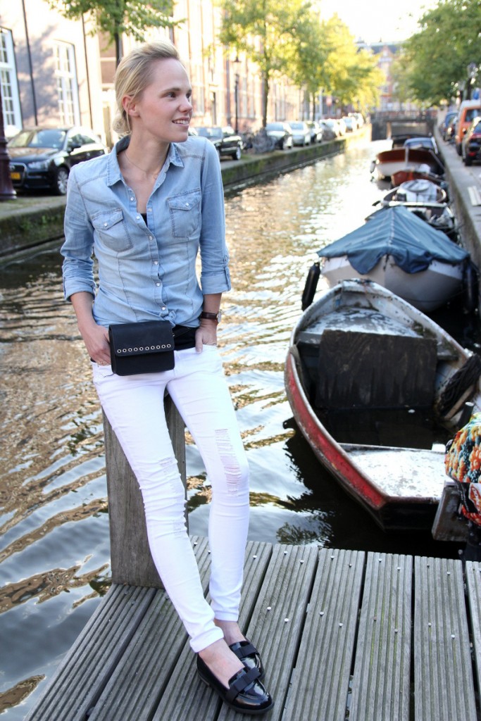 spijkerbloes boohoo witte broek stradivarius outfit scarlet
