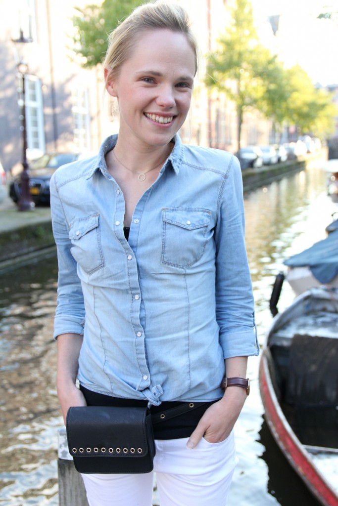 spijkerbloes boohoo witte broek stradivarius outfit scarlet