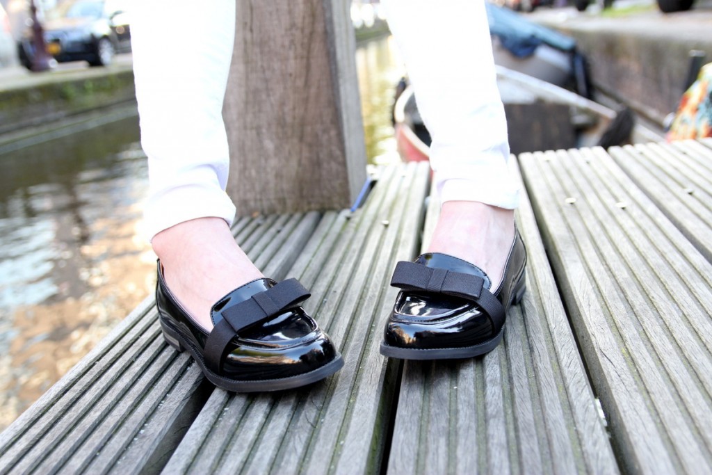 spijkerbloes boohoo witte broek stradivarius outfit scarlet