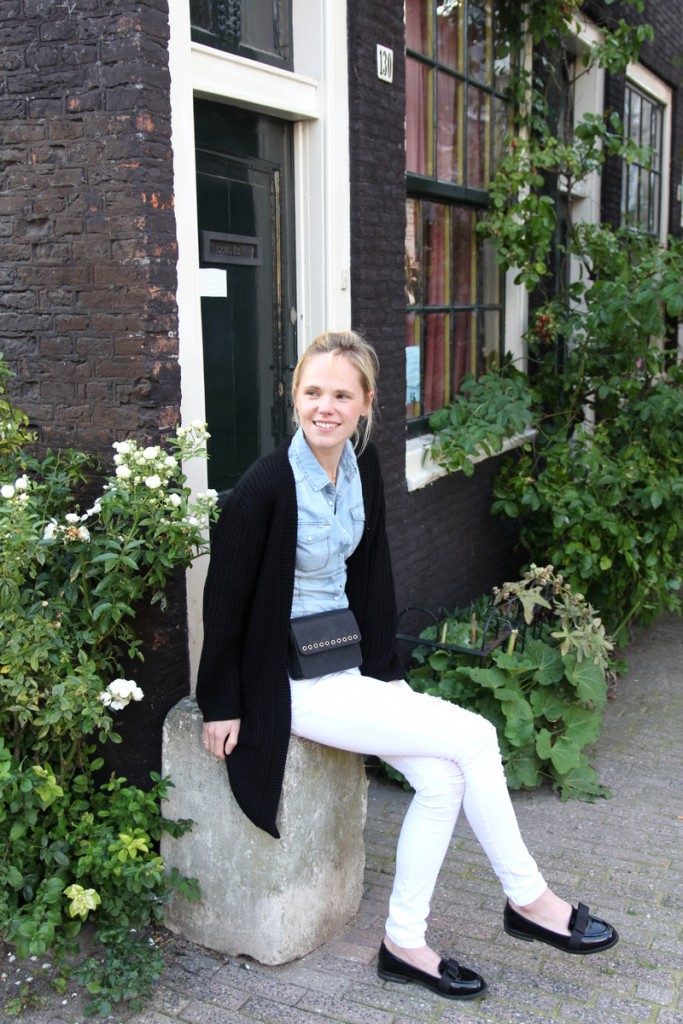 spijkerbloes boohoo witte broek stradivarius outfit scarlet