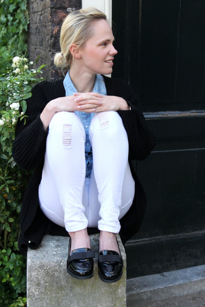 spijkerbloes boohoo witte broek stradivarius outfit scarlet