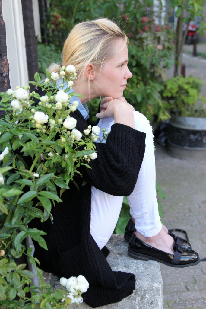 spijkerbloes boohoo witte broek stradivarius outfit scarlet