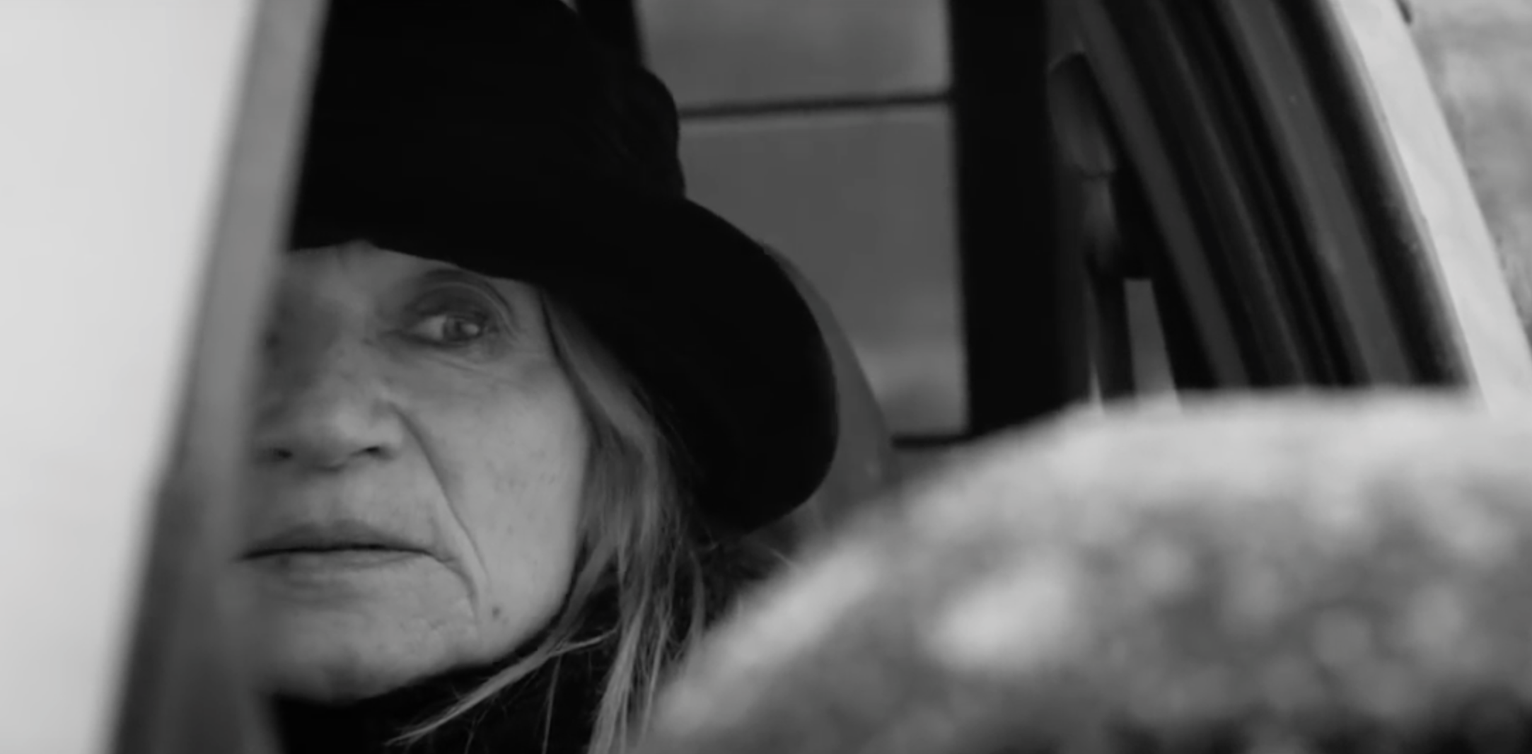 De video is teder en ontroerend en geeft een nieuwe betekenis aan verloren liefde verloren en lesbische relaties.