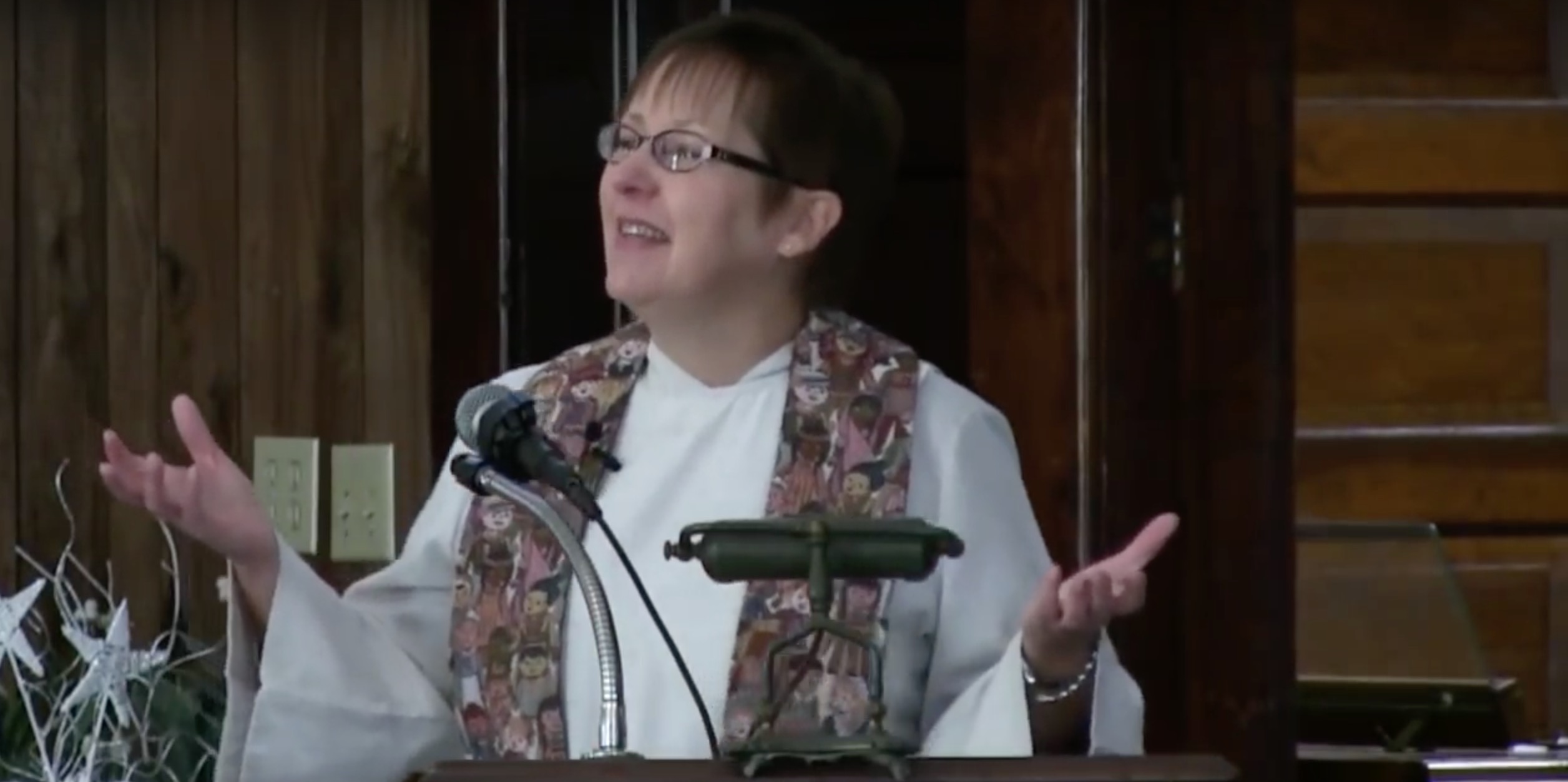 dominee komt uit de kast