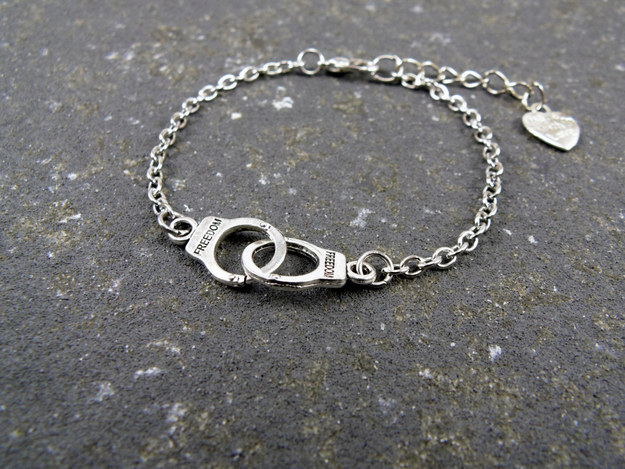 vriendinnen lesbisch sieraad liefde beste vriendinnen