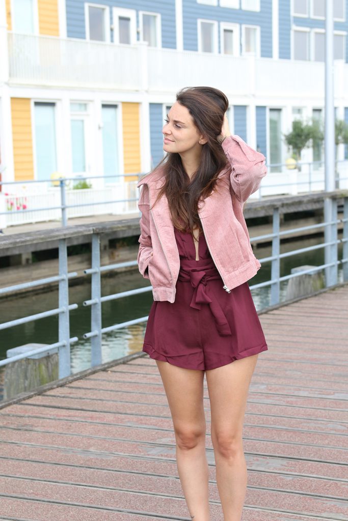 Naakt en zacht roze met NA-KD playsuit bordeaux rood jasje