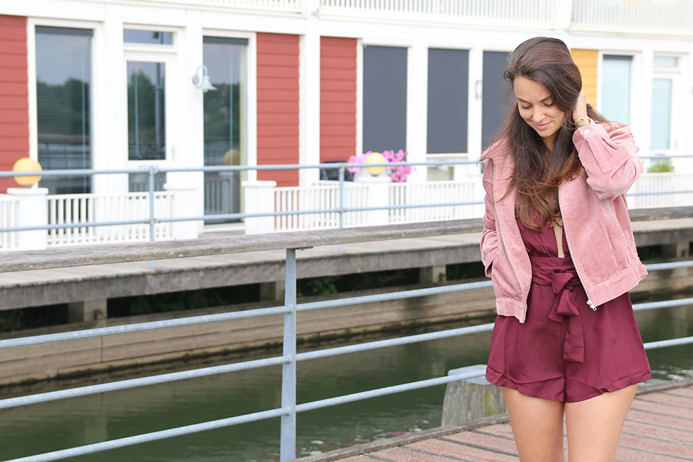 Naakt en zacht roze met NA-KD playsuit bordeaux rood jasje