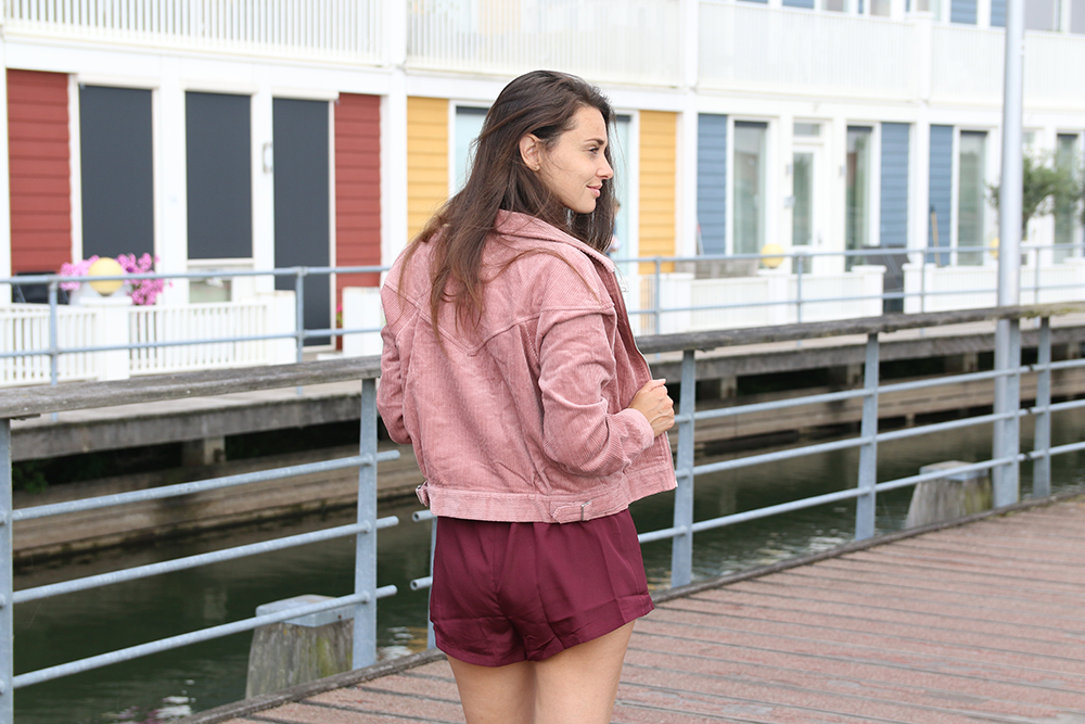 Naakt en zacht roze met NA-KD playsuit bordeaux rood jasje