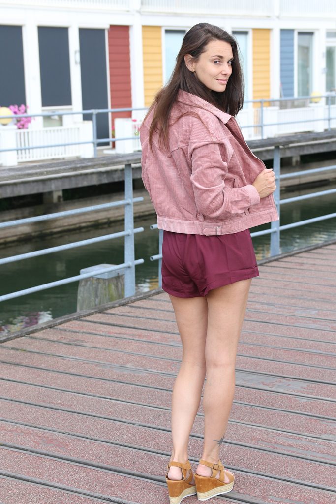 Naakt en zacht roze met NA-KD playsuit bordeaux rood jasje