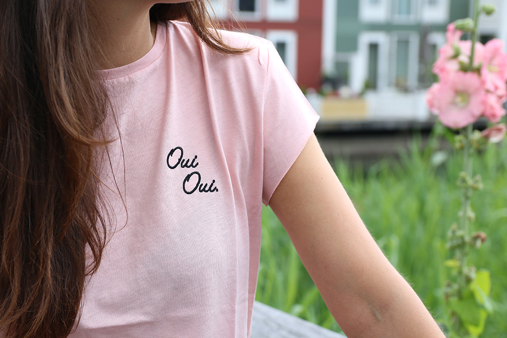 Naakt en zacht roze met NA-KD playsuit bordeaux rood jasje text oui oui shirt