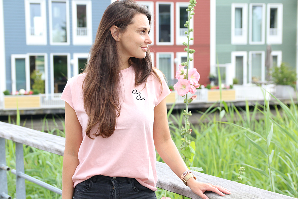 Naakt en zacht roze met NA-KD playsuit bordeaux rood jasje text oui oui shirt