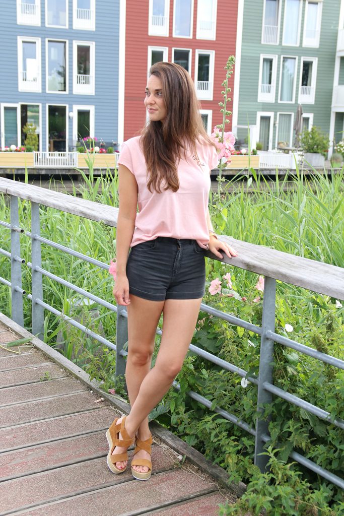 Naakt en zacht roze met NA-KD playsuit bordeaux rood jasje text oui oui shirt