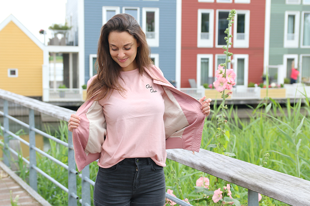Naakt en zacht roze met NA-KD playsuit bordeaux rood jasje text oui oui shirt somber jasje