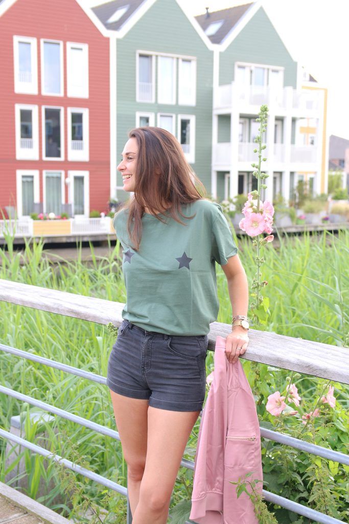 Naakt en zacht roze met NA-KD playsuit bordeaux rood jasje text oui oui shirt somber jasje