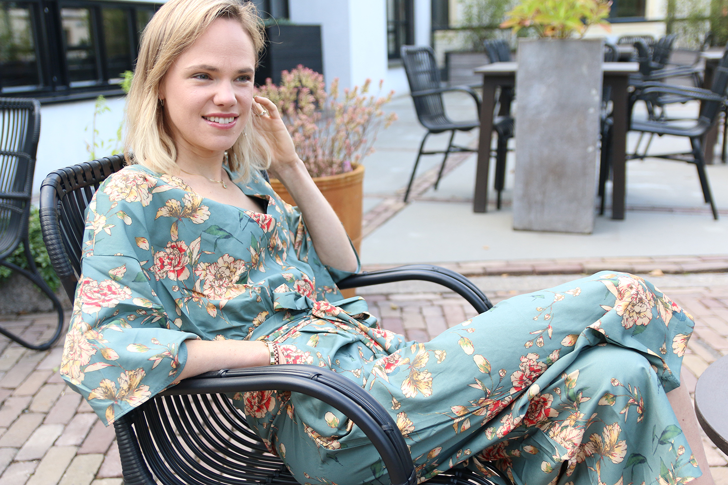 Kimono jumpsuit, bretels en rode laarsjes romwe sacha studs kraanvogels zara