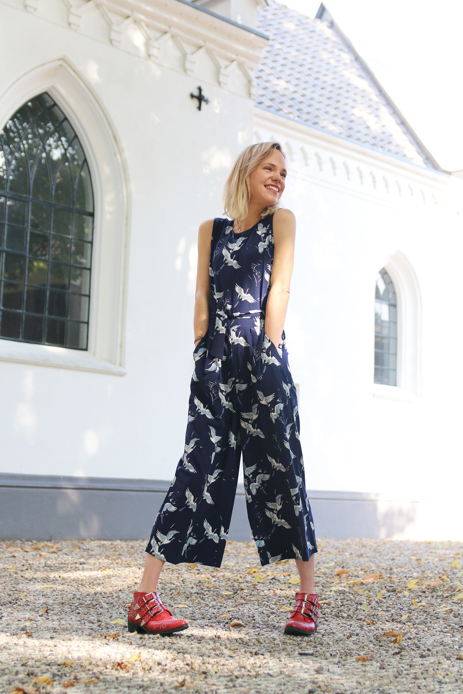 Kimono jumpsuit, bretels en rode laarsjes romwe sacha studs kraanvogels zara
