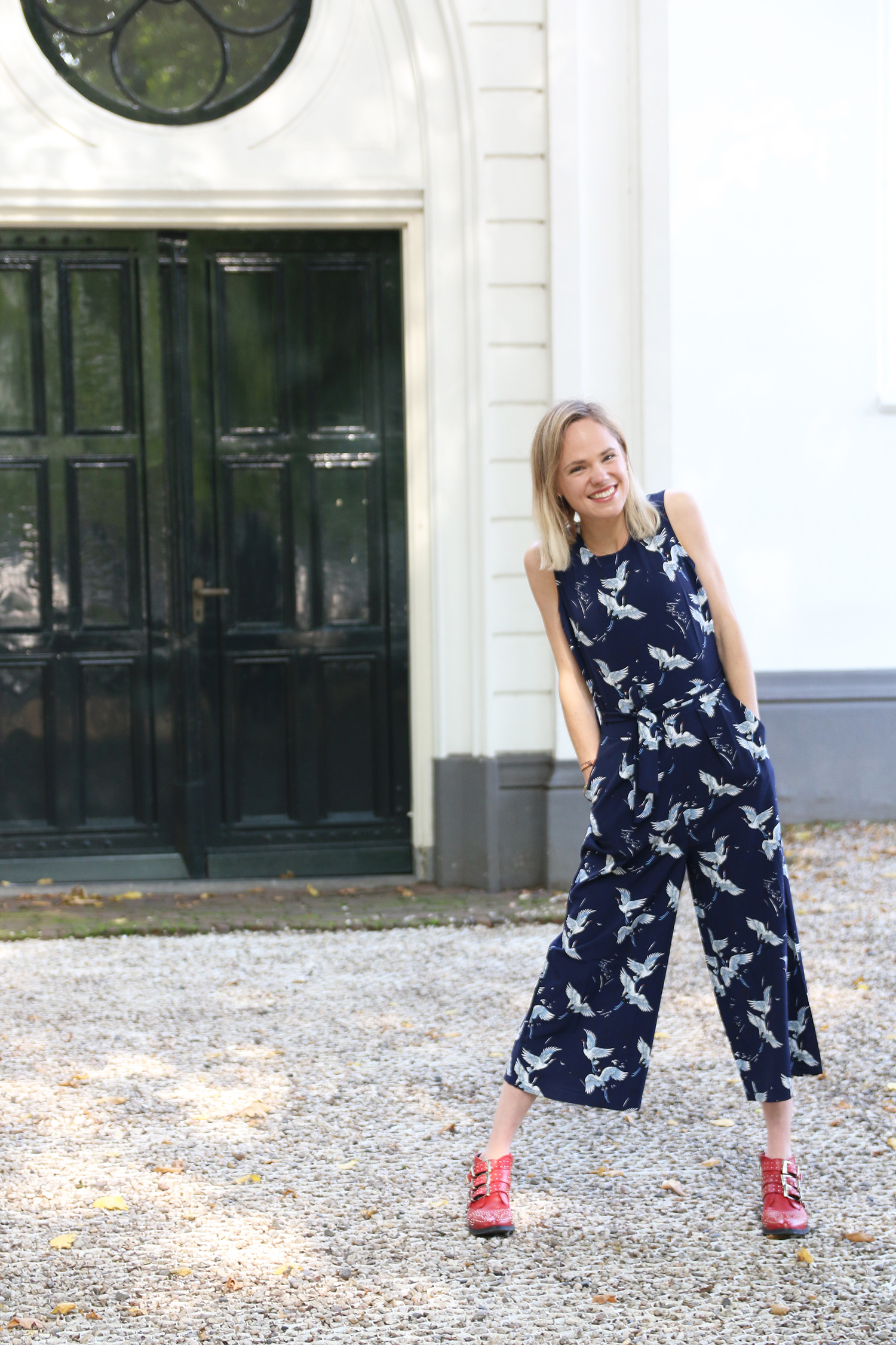 Kimono jumpsuit, bretels en rode laarsjes romwe sacha studs kraanvogels zara