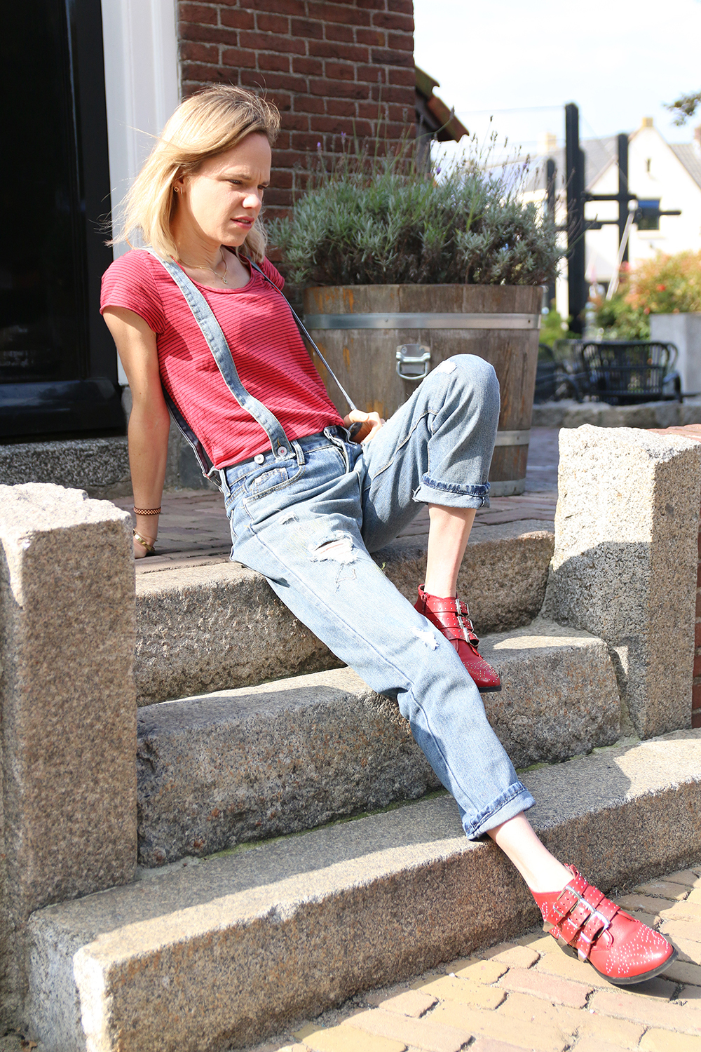 Kimono jumpsuit, bretels en rode laarsjes romwe sacha studs kraanvogels zara