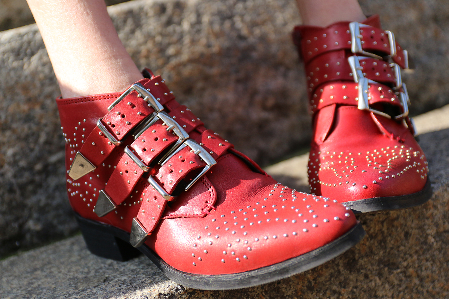 Kimono jumpsuit, bretels en rode laarsjes romwe sacha studs kraanvogels zara