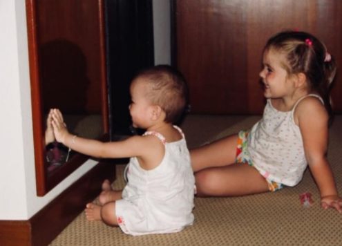 zusje dna geadopteerd moeders buik biologisch