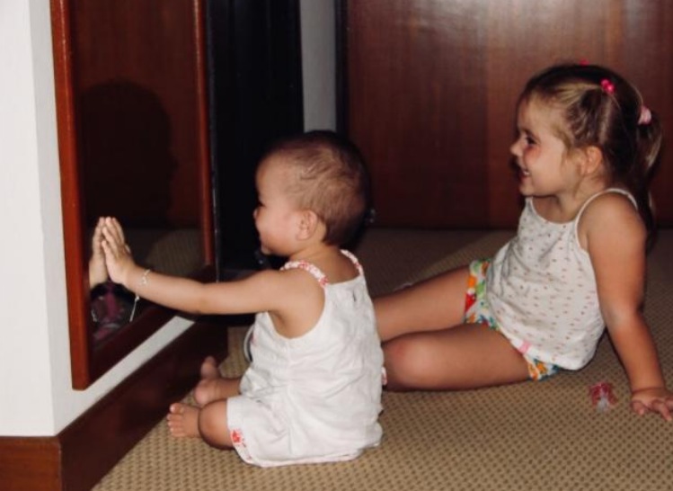 zusje dna geadopteerd moeders buik biologisch