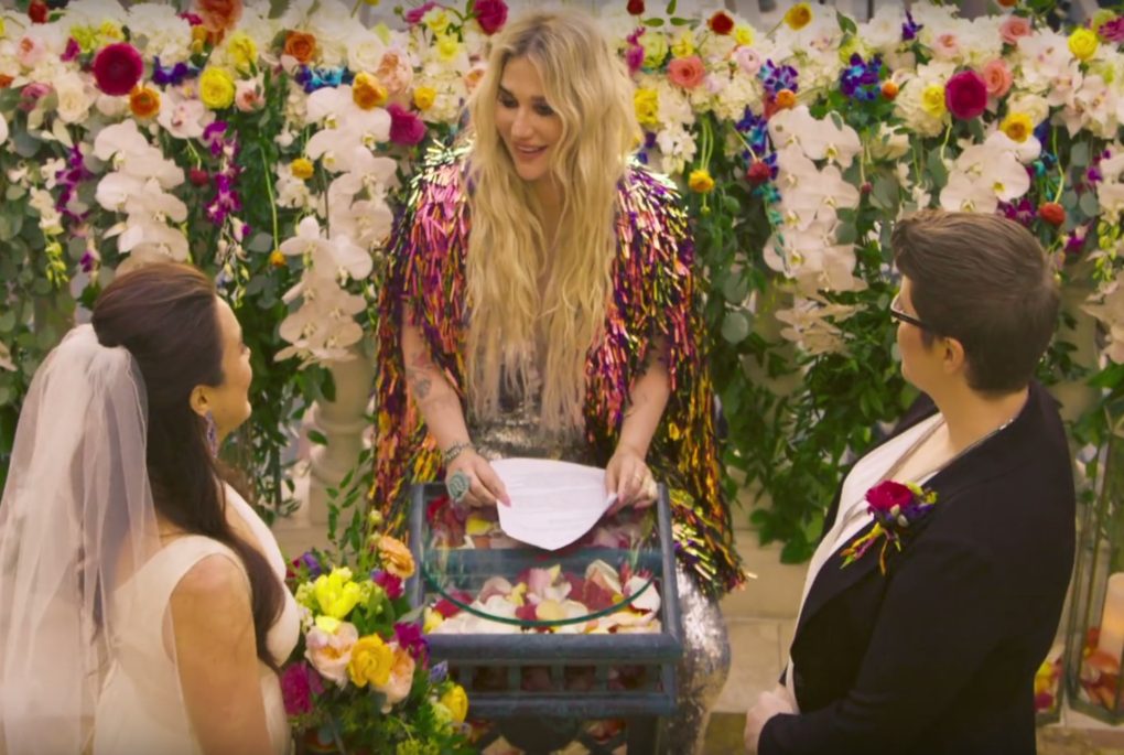 Kesha trouwt lesbisch koppel in video 'I Need a Woman'