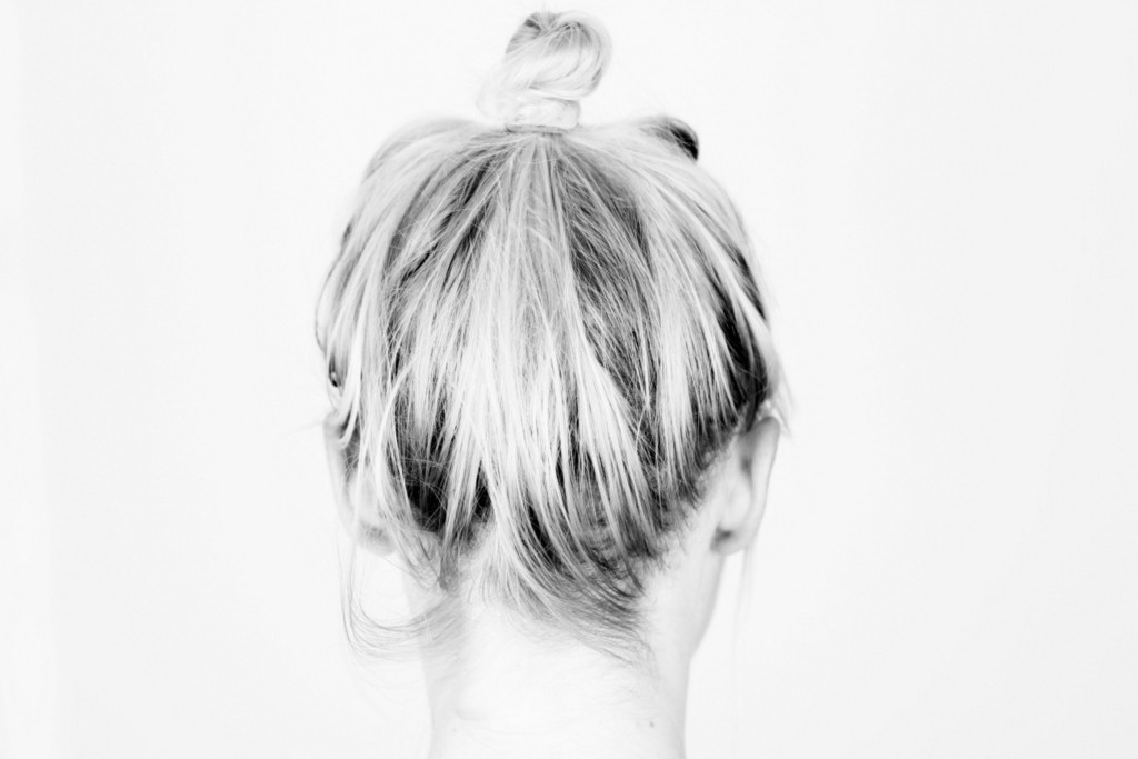 9. Altijd vast 'Wil je je haar een keertje los dragen, volgens mij staat dat heel leuk'. Uhmm, nee dat staat het niet. Mijn haar draag ik nagenoeg nooit los omdat het dan gewoon als een paar sprieten langs mijn hoofd hangt. Als ik het net in een staart heb gehad zit er de komende paar uur ook nog een leuke deuk in. Ik kan mijn haar alleen leuk los dragen als ik er 's morgens heel veel aan zou doen. Stylen, krullen, volumepoeder en ga zo maar door. Daar ben ik niet geschikt voor.