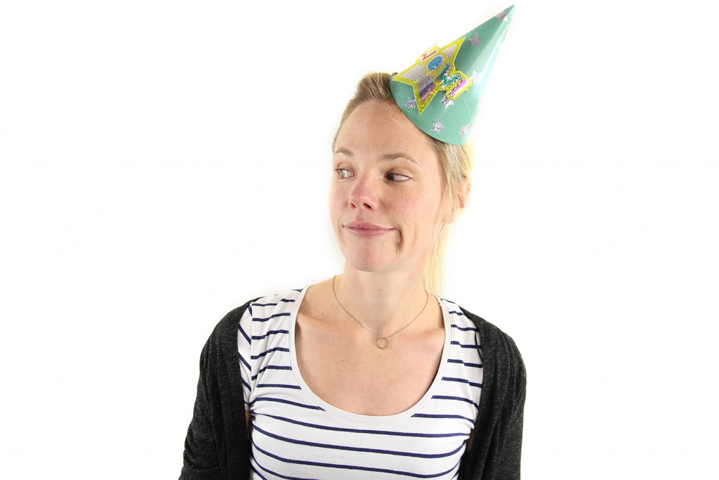 7. Stiltes Niets is zo ongemakkelijk op een verjaardag als stiltes. Een groep mensen die weinig met elkaar heeft of gewoonweg niet weet waarover te praten en een gangmaker die ontbreekt. Iemand die de stilte ongemakkelijk probeert te doorbreken door opmerkingen à la 'En, voel je je al 25?' of 'Nou, wat een mooi weer op je verjaardag hè!' NOOooo. Stiltes op verjaardagen zijn zo vervelend.