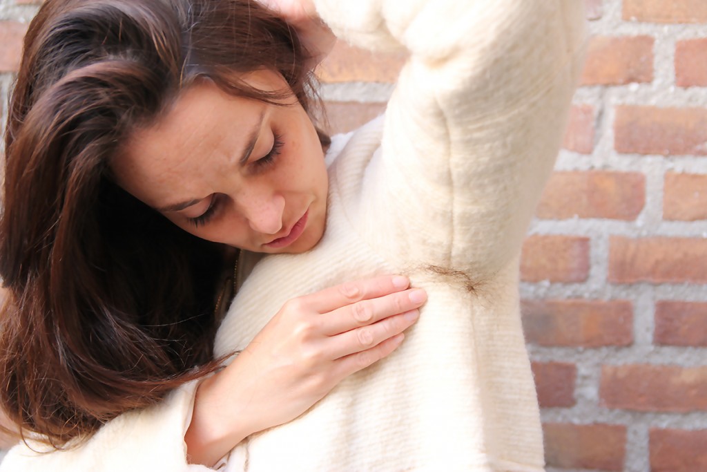 haar waar het niet hoort