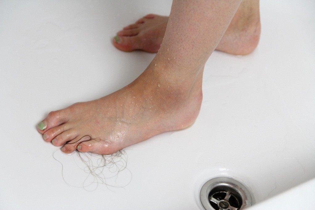 haar waar het niet hoort