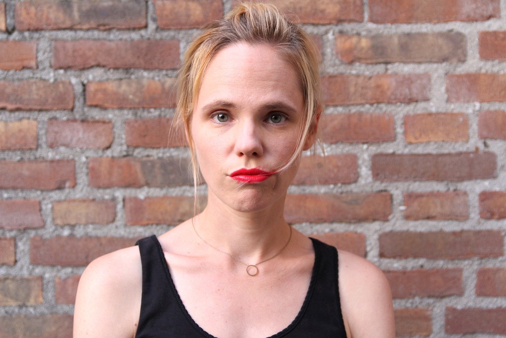 haar waar het niet hoort