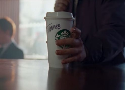 Ontroerende Starbucks commercial met transgender