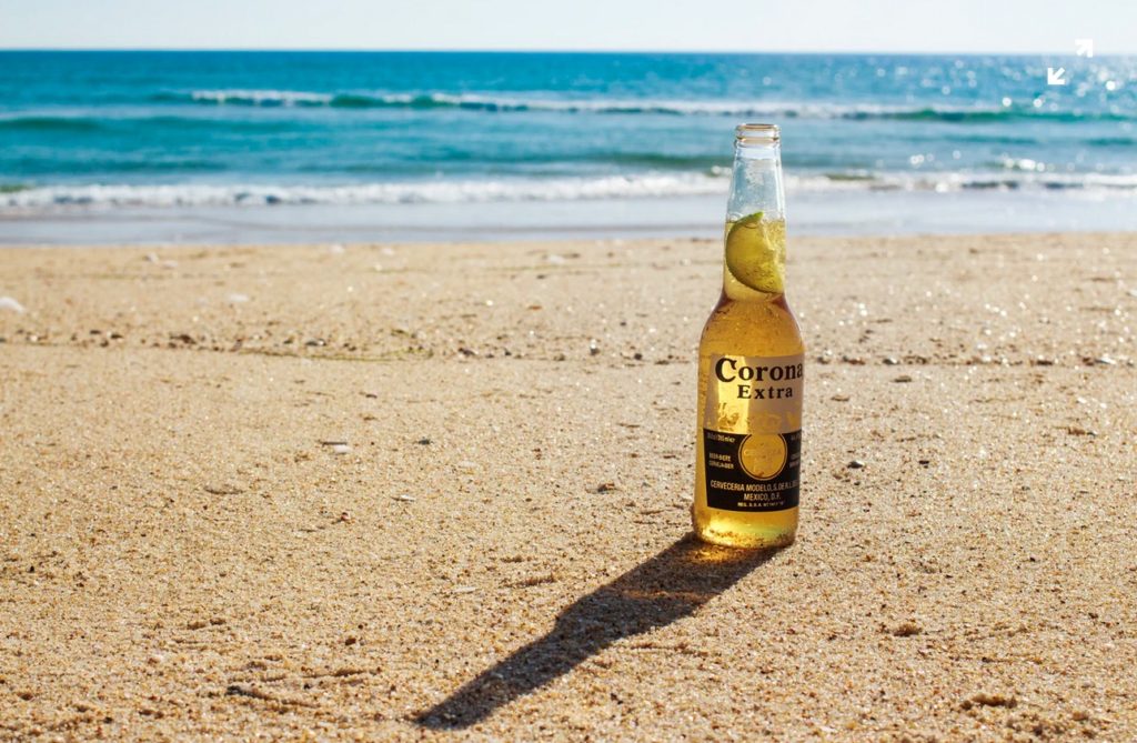 ♦ Je bent benieuwd of het biermerk Corona binnenkort failliet zal gaan en of we dit deze zomer nog gaan drinken.