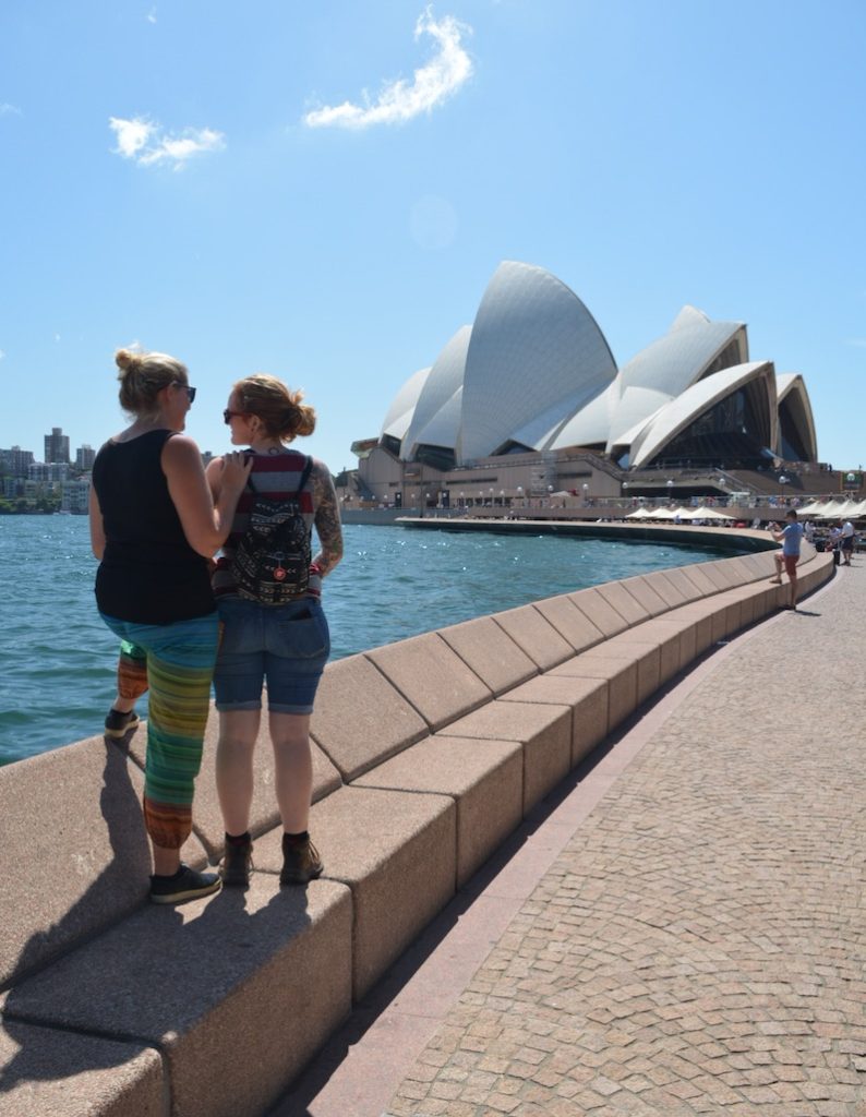 In een overvol vliegtuig terug naar huis 