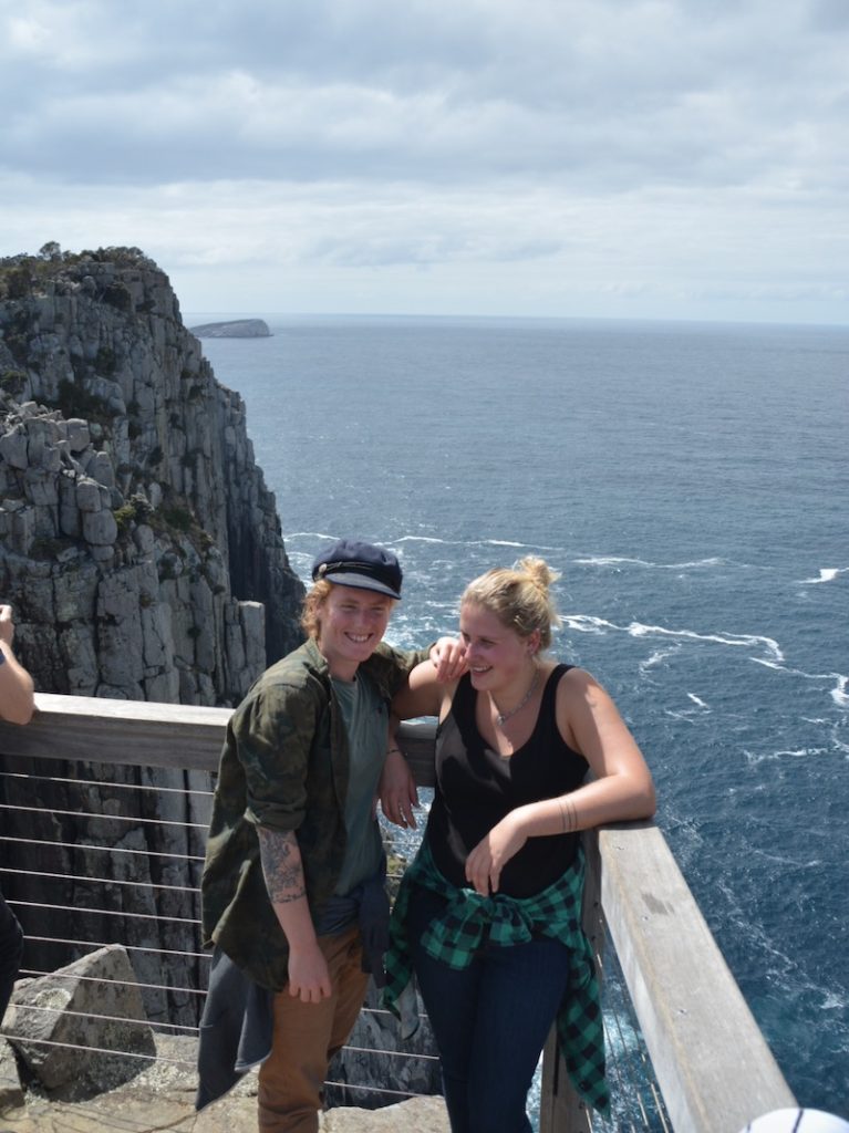 In een overvol vliegtuig terug naar huis 