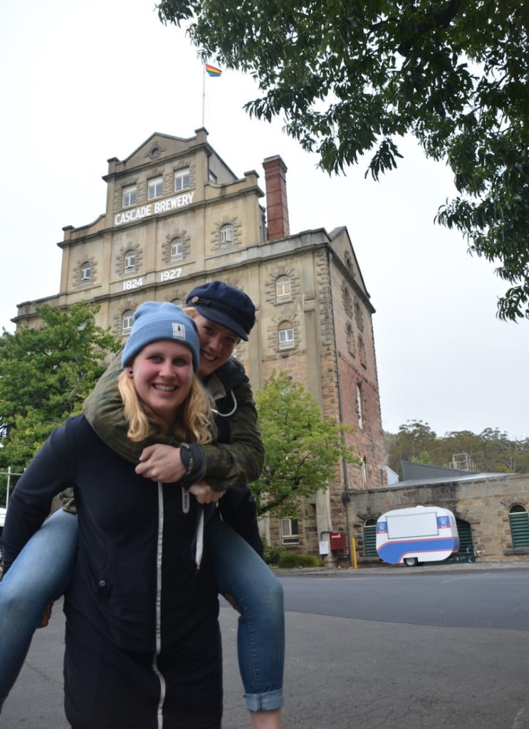 In een overvol vliegtuig terug naar huis 