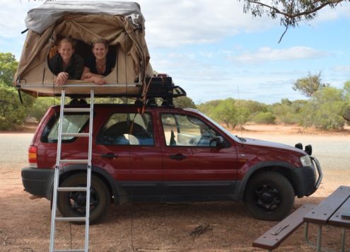 In een overvol vliegtuig terug naar huis