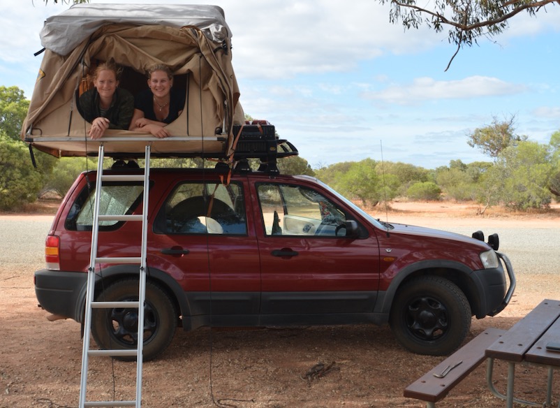 In een overvol vliegtuig terug naar huis