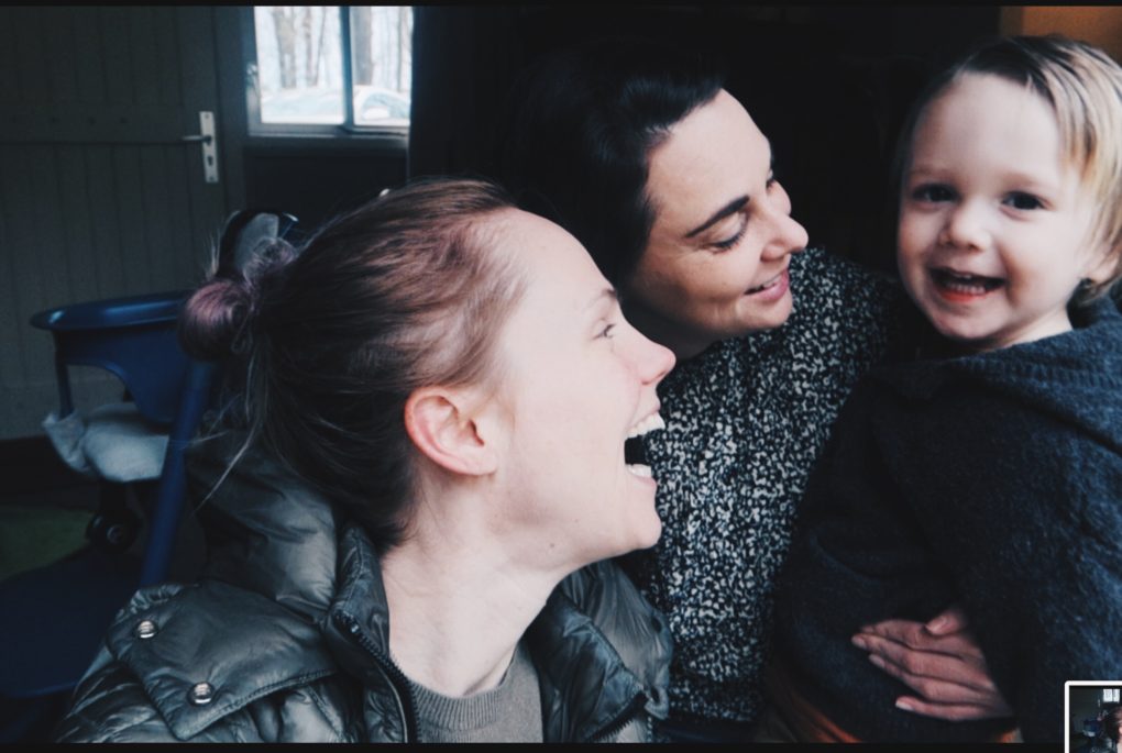 Dit is de laatste kans voor IVF. Scarlet leert hoe je hormonen moet spuiten in het ziekenhuis. We nemen een kijkje het ons nieuwe huis. Wauw wat ziet dat er indrukwekkend uit.. en wat moet er nog veel gebeuren! We verven ons haar paars en bruin, zorgen voor heel veel rook in de omgeving en meer…