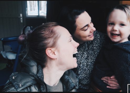 Dit is de laatste kans voor IVF. Scarlet leert hoe je hormonen moet spuiten in het ziekenhuis. We nemen een kijkje het ons nieuwe huis. Wauw wat ziet dat er indrukwekkend uit.. en wat moet er nog veel gebeuren! We verven ons haar paars en bruin, zorgen voor heel veel rook in de omgeving en meer…