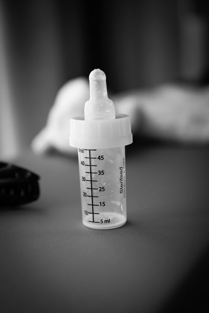 flesje melk baby ziekenhuis