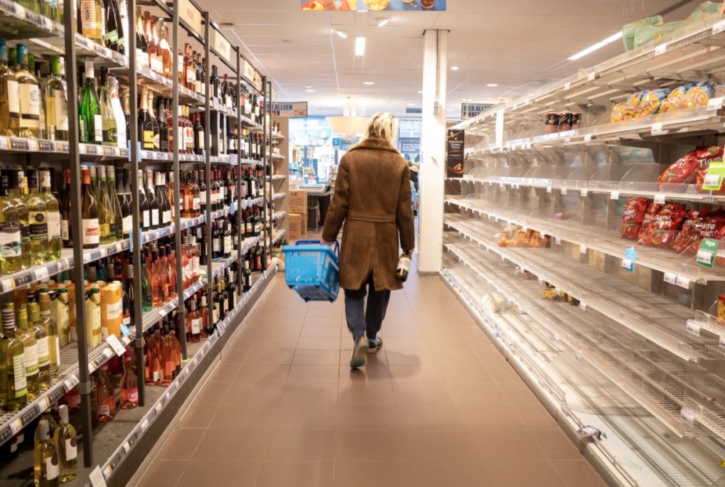 Ik zit bij de kassa achter plexiglas