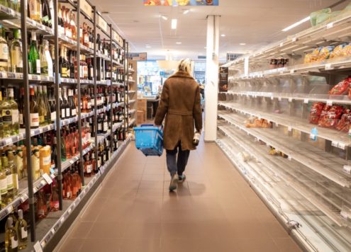 Ik zit bij de kassa achter plexiglas