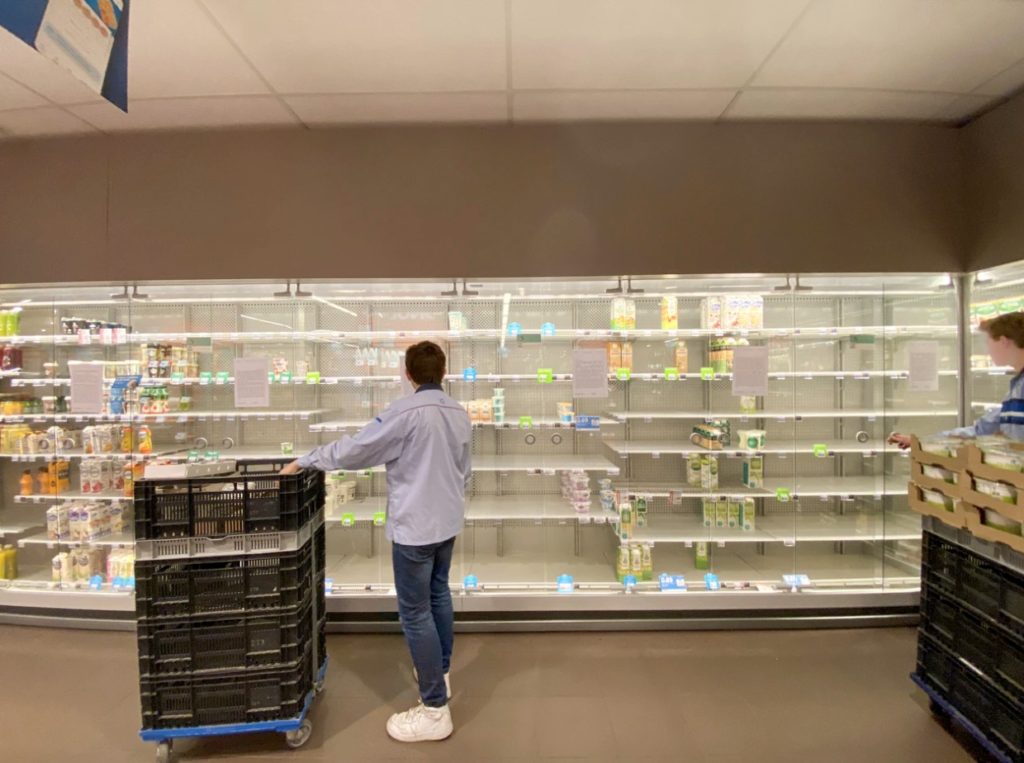 Ik zit bij de kassa achter plexiglas