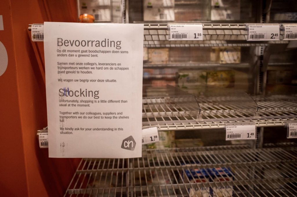 Ik zit bij de kassa achter plexiglas